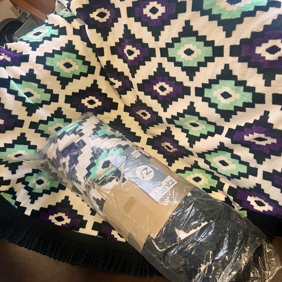 Geometric Patterned Blanket - Picture 1 of 3